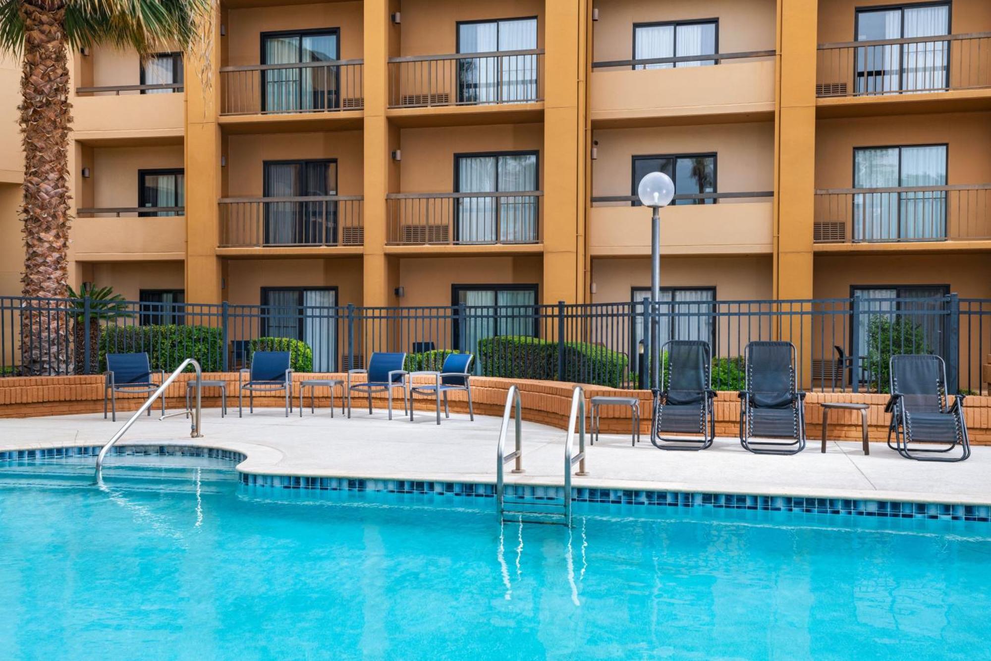 Готель Courtyard By Marriott San Antonio Airport Екстер'єр фото